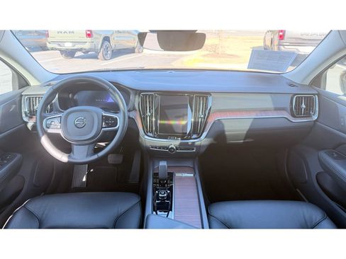 Used 2025 Volvo V60 B5 Cross Country Plus image 19