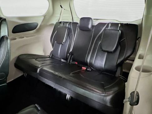 Used 2024 Chrysler Pacifica Touring-L FWD image 34
