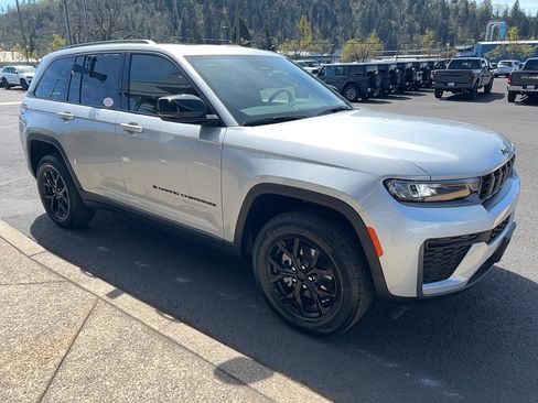 New 2026 Jeep Grand Cherokee Altitude AWD/4WD image 3