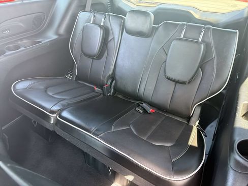 Used 2022 Chrysler Pacifica Limited w/ Uconnect Theater Family Group FWD image 26