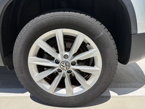 Used 2017 Volkswagen Tiguan Limited w/ Alloy Wheels Package FWD image 20