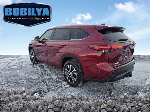 Used 2022 Toyota Highlander XLE image 4
