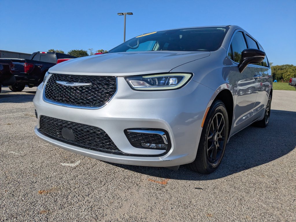 Used 2024 Chrysler Pacifica Touring-L FWD image 1