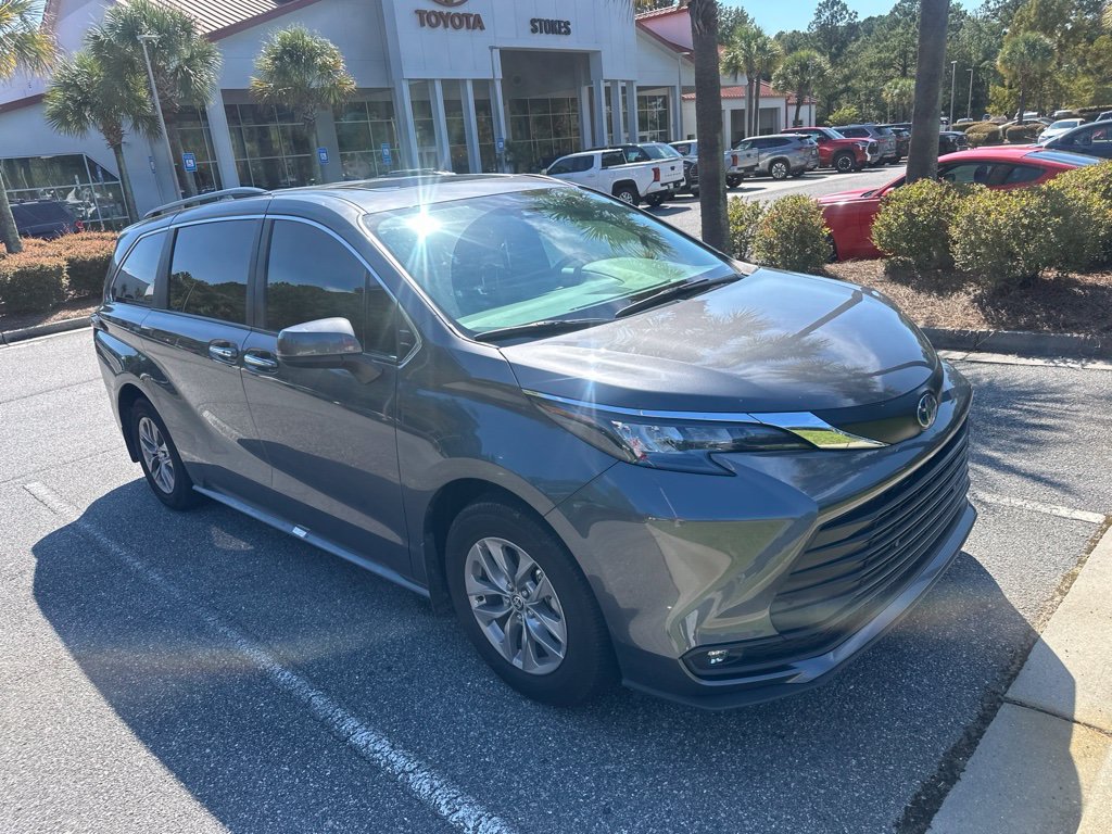 Used 2025 Toyota Sienna XLE FWD image 2