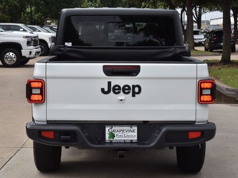 Used 2024 Jeep Gladiator Sport AWD/4WD image 9