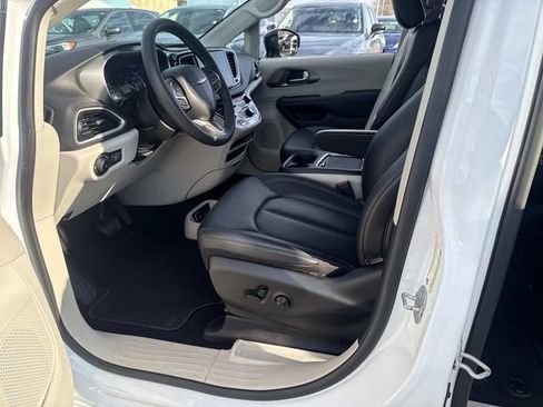 Used 2024 Chrysler Pacifica Touring-L image 18