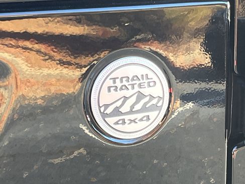 Used 2020 Jeep Wrangler Unlimited Sahara image 32