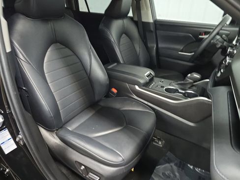 Used 2022 Toyota Highlander XLE AWD/4WD image 15