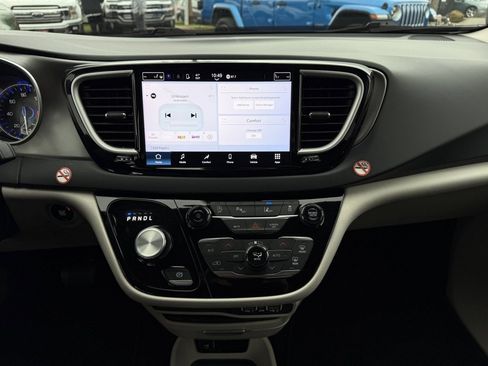 Used 2024 Chrysler Pacifica Touring-L image 27