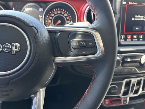 Used 2023 Jeep Wrangler Unlimited Rubicon AWD/4WD image 9