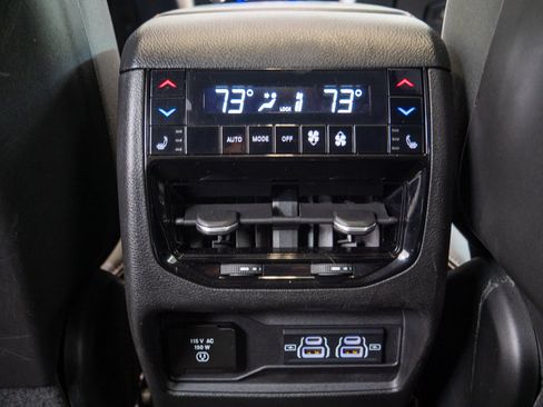 Used 2021 Jeep Grand Cherokee L Summit w/ Luxury Tech Group V AWD/4WD image 17
