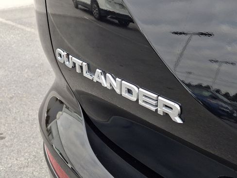 Used 2023 Mitsubishi Outlander ES image 30