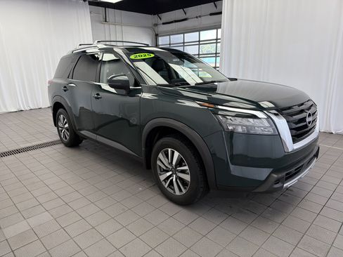Used 2025 Nissan Pathfinder SL FWD image 3
