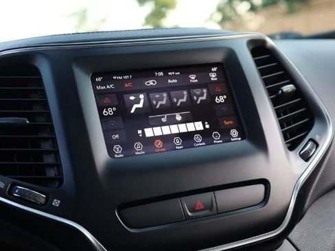 Used 2019 Jeep Cherokee Latitude Plus w/ Comfort/Convenience Group AWD/4WD image 11