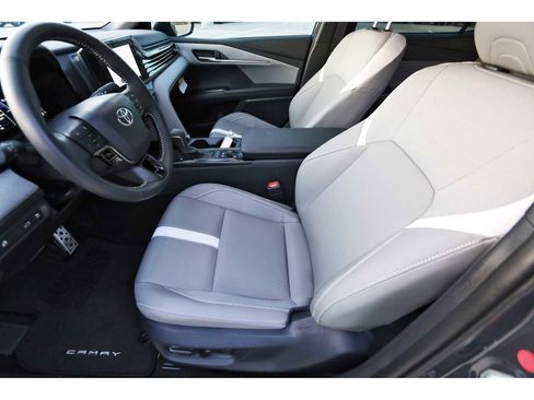 Used 2025 Toyota Camry SE w/ Convenience Package image 11