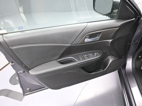 Used 2017 Honda Accord Sport image 13
