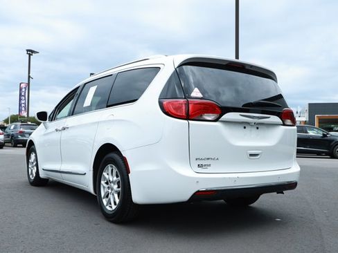 Used 2020 Chrysler Pacifica Touring-L FWD image 8