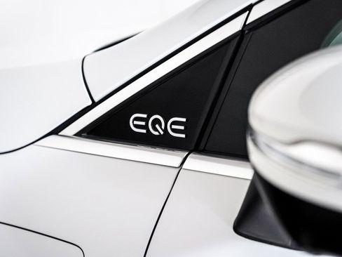 Certified 2023 Mercedes-Benz EQE 350+ 4MATIC SUV w/ Exclusive Trim Package image 23