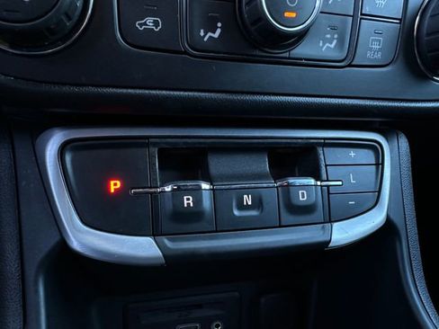 Used 2022 GMC Terrain SLT image 32