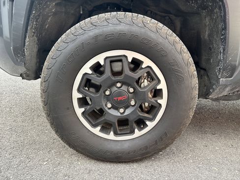 Certified 2025 Toyota Tacoma TRD Off-Road AWD/4WD image 10