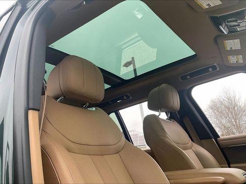 Used 2025 Land Rover Range Rover SE image 12