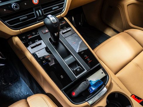 Used 2025 Porsche Macan AWD/4WD image 19