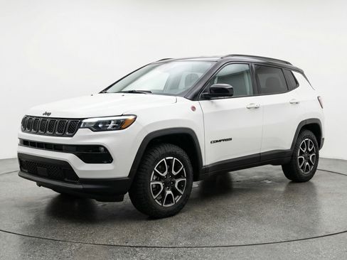 Used 2025 Jeep Compass Trailhawk image 3