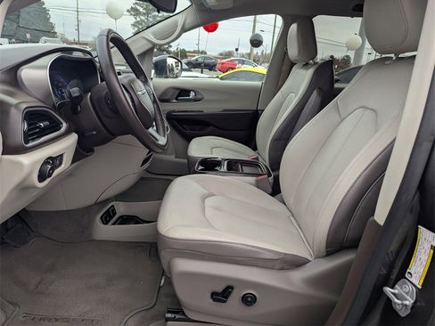 Used 2018 Chrysler Pacifica Touring-L image 11