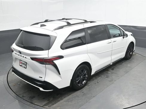 Used 2025 Toyota Sienna XSE AWD/4WD image 16