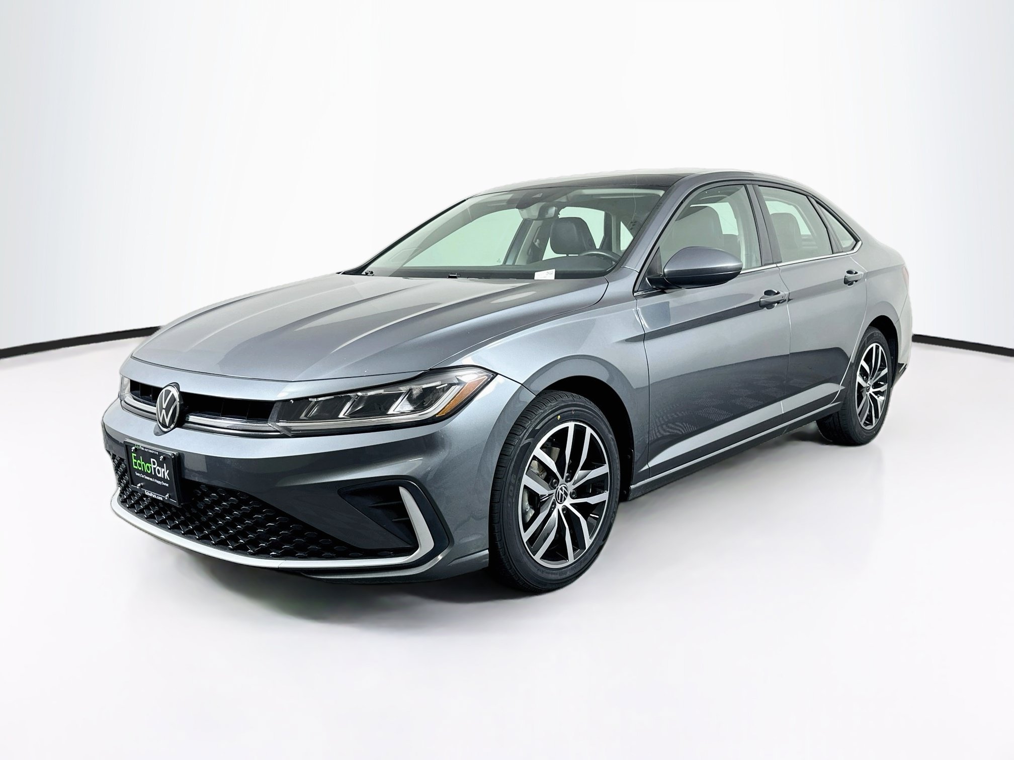 Used 2025 Volkswagen Jetta SE FWD image 3