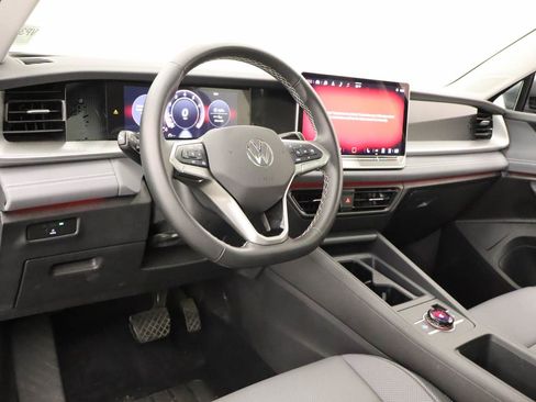 Used 2025 Volkswagen Tiguan SE w/ Panoramic Sunroof Package AWD/4WD image 16