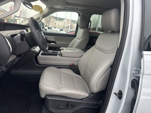 Used 2025 Ford Expedition Active image 10