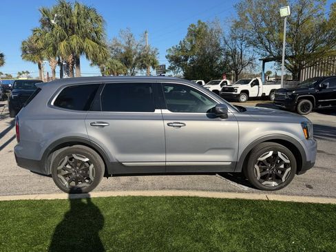 Used 2024 Kia Telluride EX w/ EX Captain's Chair Package image 3