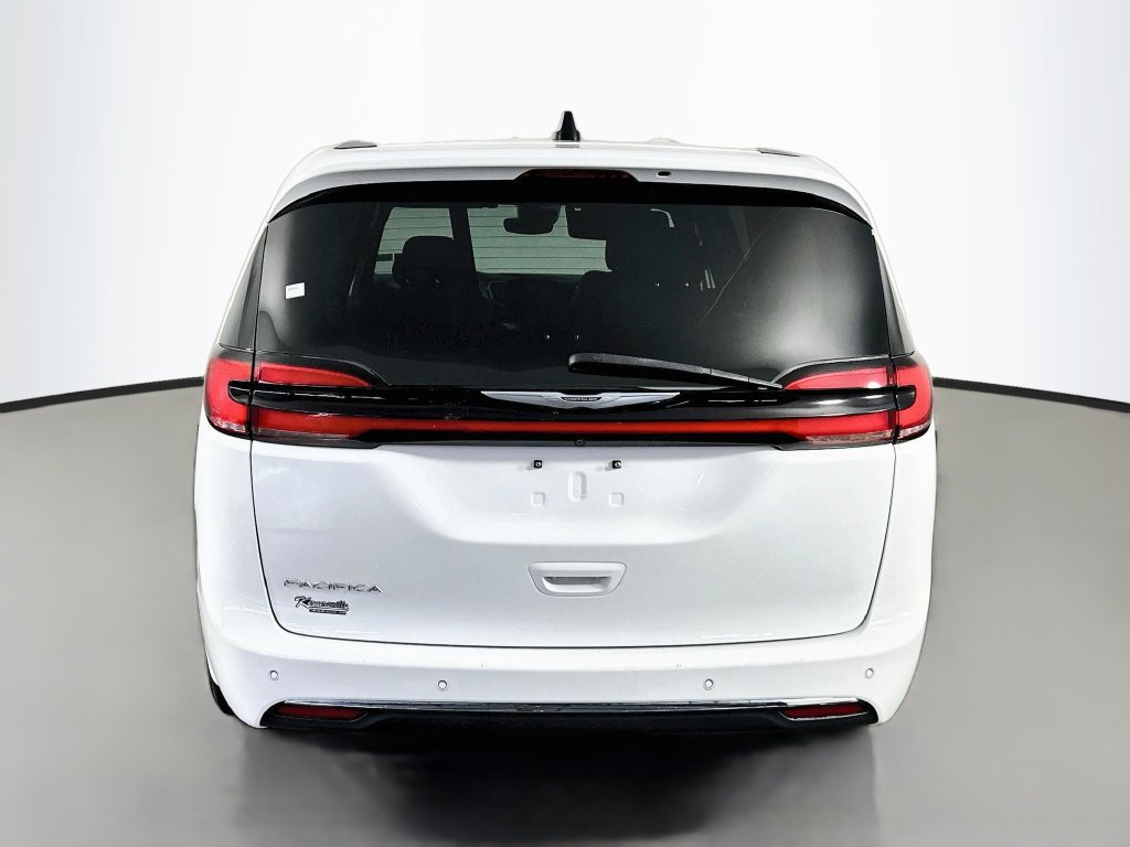 Used 2023 Chrysler Pacifica Touring FWD image 6