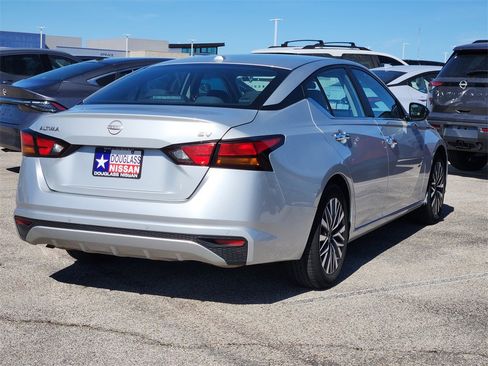 Used 2024 Nissan Altima 2.5 SV image 3