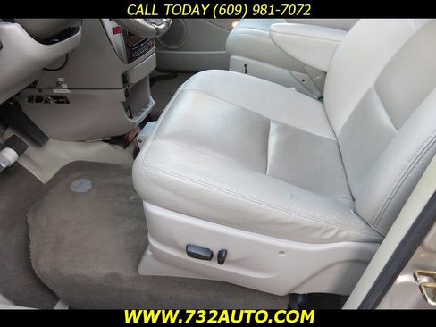 Used 2006 Chrysler Town & Country Limited w/ Trailer Tow Prep Group image 29