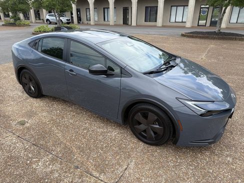 Used 2024 Toyota Prius LE FWD image 3