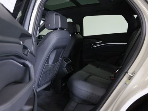 Used 2022 Audi e-tron Premium Plus w/ Premium Plus Package image 15