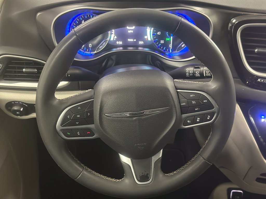 Used 2024 Chrysler Pacifica Touring-L FWD image 5