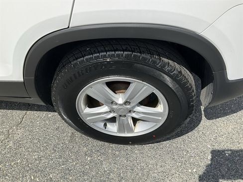 Used 2020 Chevrolet Trax LT w/ LT Convenience Package image 11