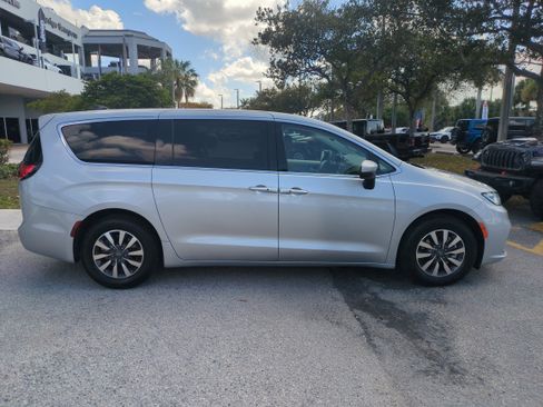 Certified 2023 Chrysler Pacifica Touring-L image 4