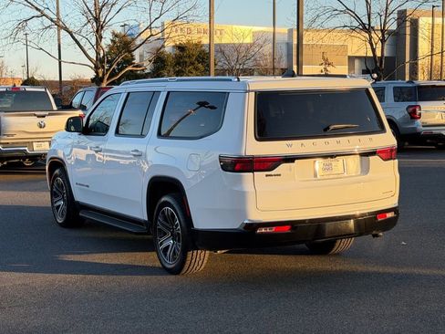 Certified 2024 Jeep Wagoneer L Series II w/ Flexible Seating Group image 9