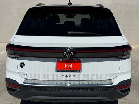 Certified 2025 Volkswagen Taos SE image 4