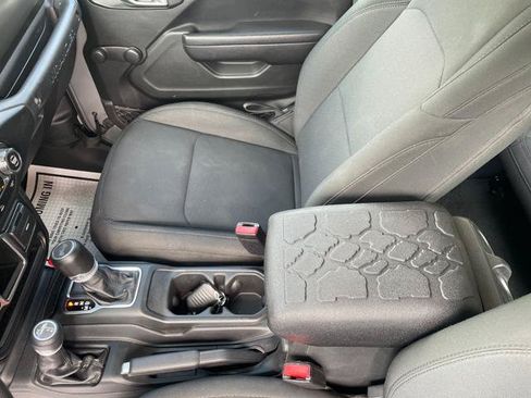 Used 2022 Jeep Wrangler Sport AWD/4WD image 16