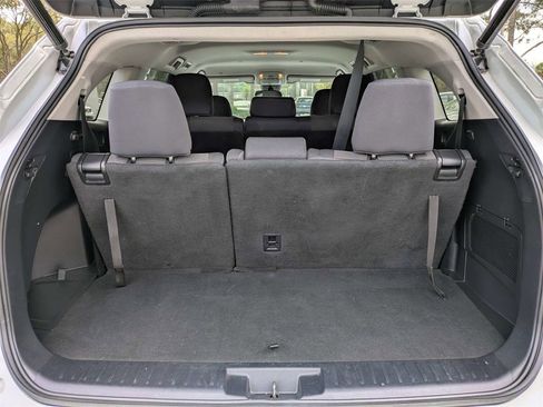 Used 2022 Toyota Highlander LE image 12