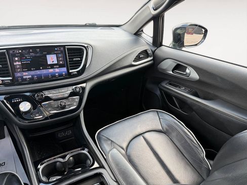 Used 2025 Chrysler Pacifica Limited FWD image 12