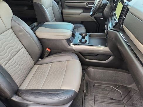 Used 2025 Chevrolet Silverado 2500 ZR2 w/ Technology Package image 21