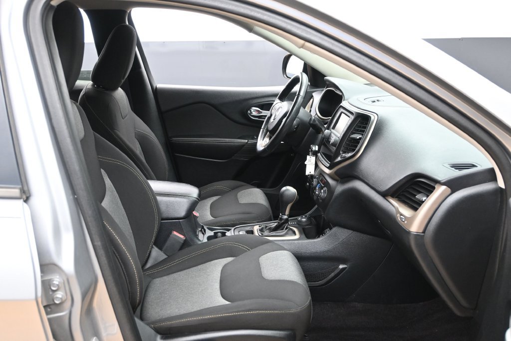 Used 2016 Jeep Cherokee Sport AWD/4WD image 25