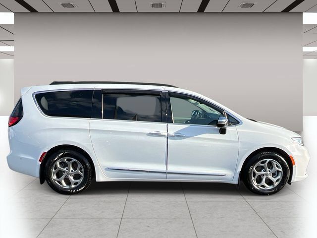 Used 2023 Chrysler Pacifica Limited FWD image 2