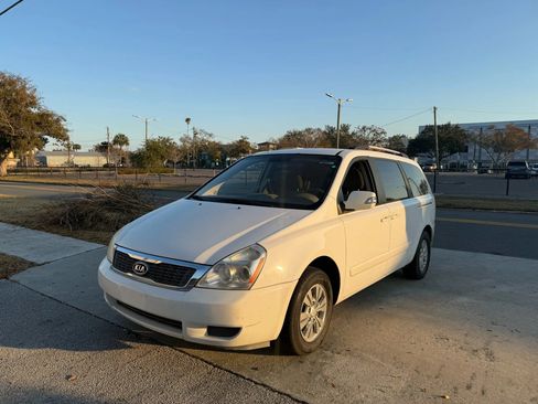 Used 2012 Kia Sedona LX w/ PWR Pkg image 2